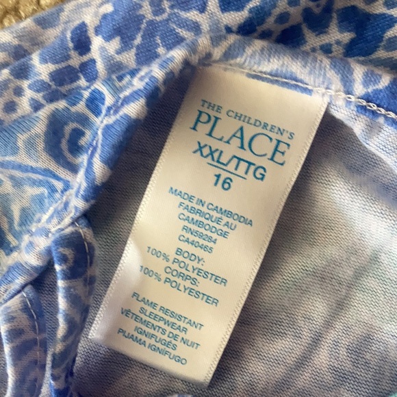 Cute sundress with cris cross straps in the back. - Picture 4 of 4